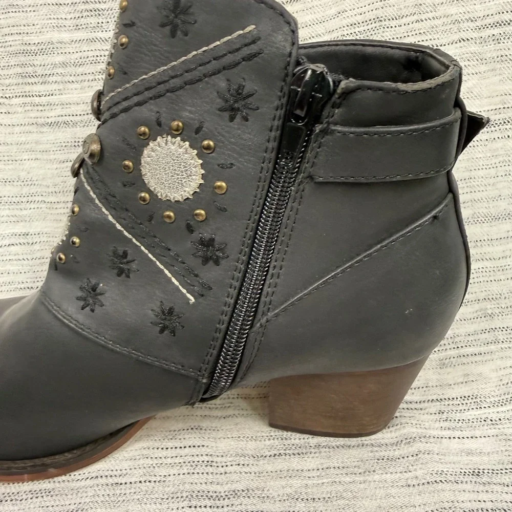 G. C. Shoes Austin Black Faux Leather Western Ankle Booties Sz 9 Cowgirl Studded